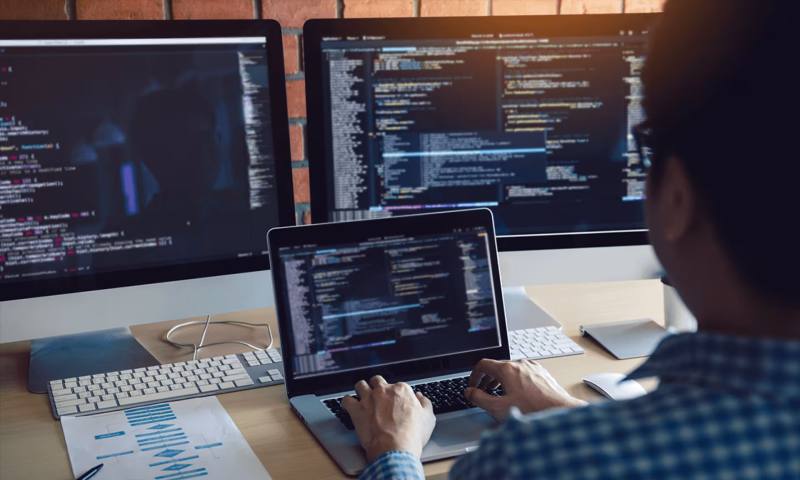 数据科学选型：R与Python如何赋能互助网站建设？